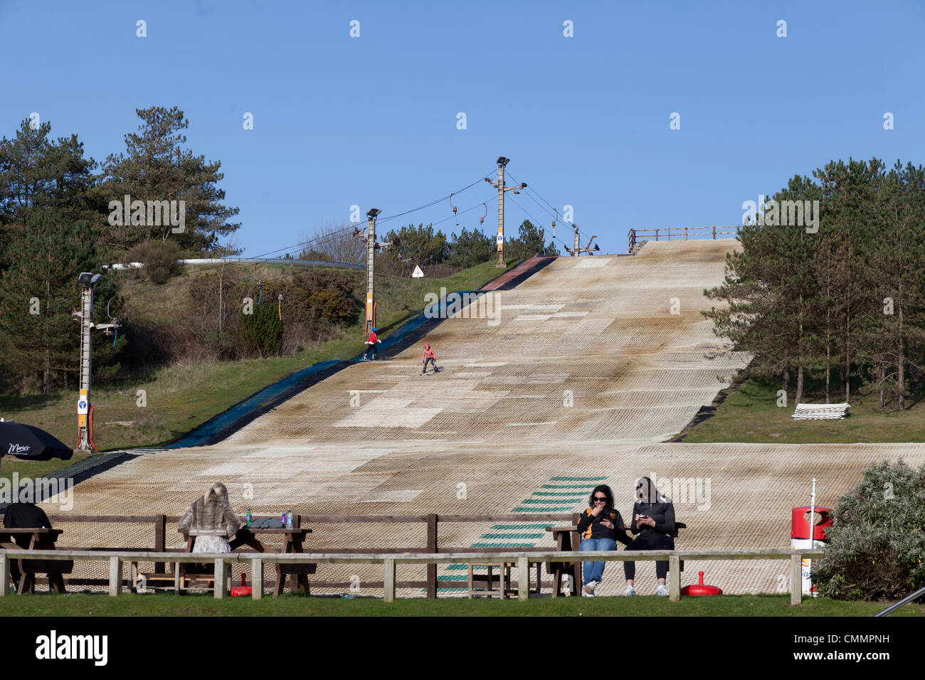 Ski-Pembrey trockener Piste in Pembrey Country Park, Carmarthenshire, Wales. Die künstliche Piste ist für Skifahrer und Snowboarder. Stockfoto