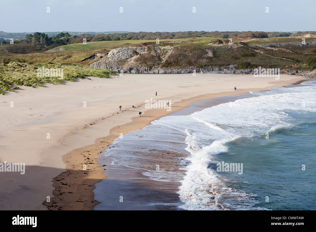 Ein Blick über Broadhaven Beach, West Wales. Stockfoto