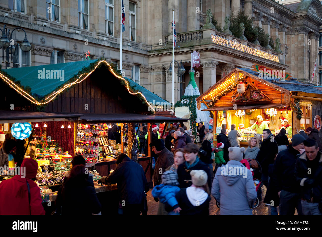 Weihnachtsmarkt-Ständen und Sozialwohnung, City Centre, Birmingham, West Midlands, England, Vereinigtes Königreich, Europa Stockfoto