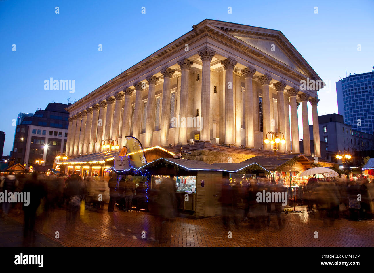 Weihnachtsmarkt-Ständen und Rathaus, Stadtzentrum, Birmingham, West Midlands, England, Vereinigtes Königreich, Europa Stockfoto