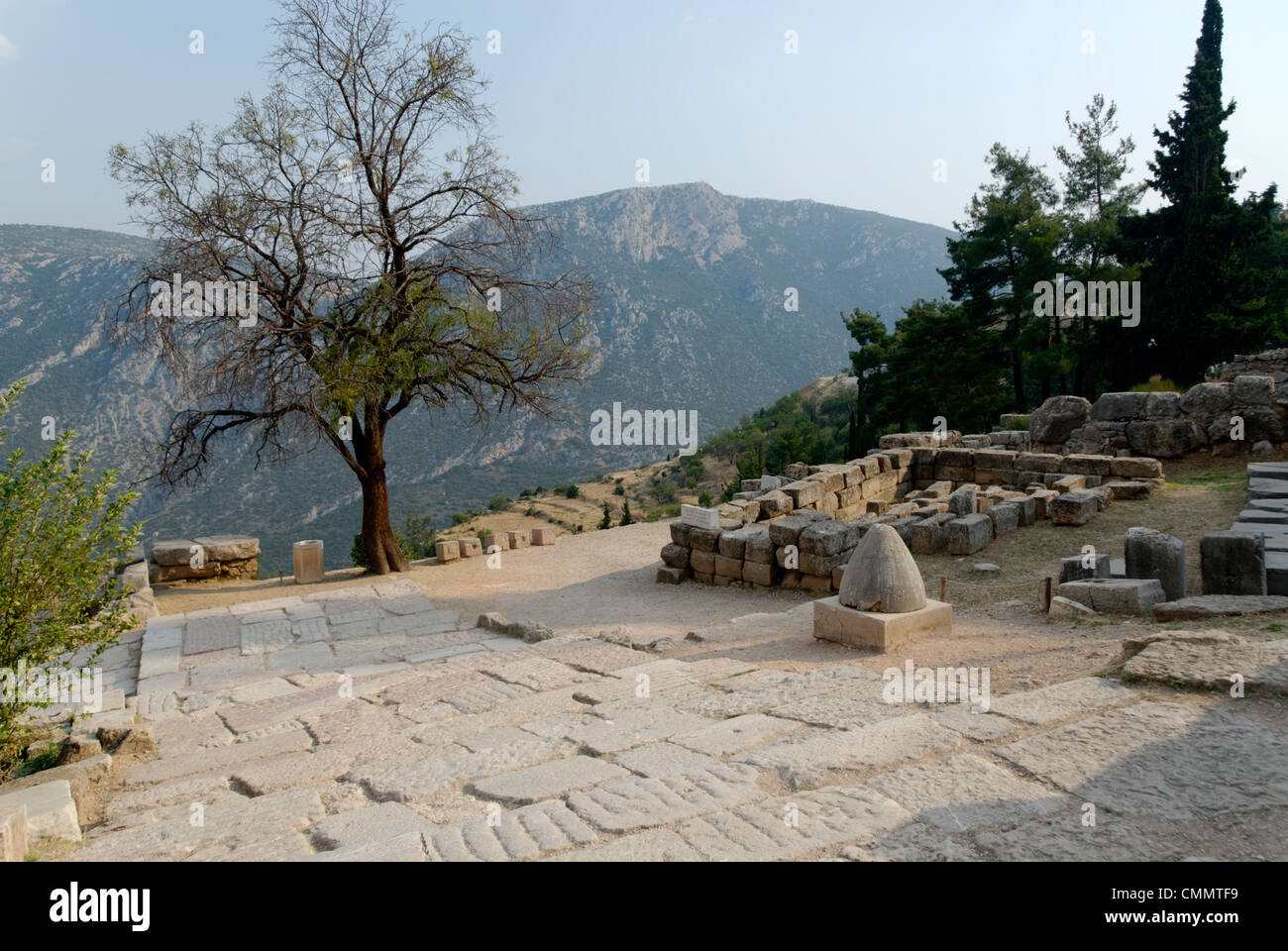 Delphi. Griechenland. Blick auf Kalkstein-Version von dem Omphalos befindet sich in der Kurve der Heilige Weg Heiligtum des Apollo in Stockfoto