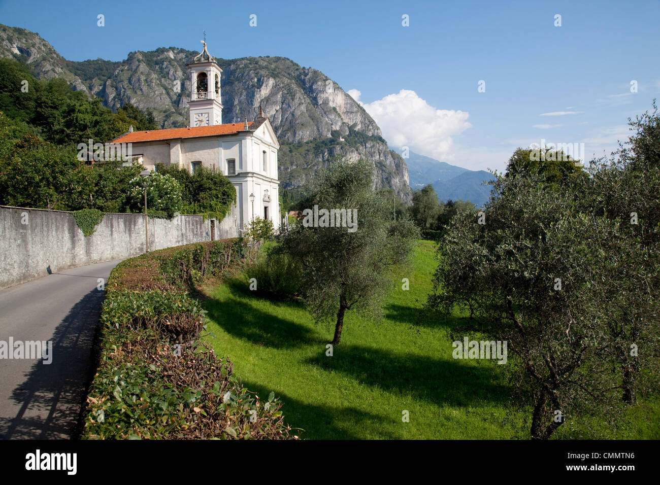 Kirche und Berge, Cadenabbia, Comer See, Lombardei, Italien, Europa Stockfoto