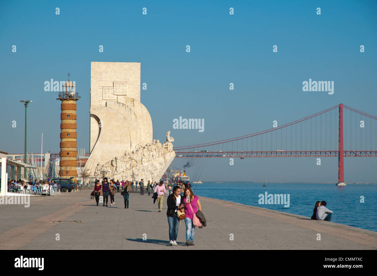 Avenida de Brasilia am Flussufer gehen mit Padrão Dos Descobrimentos (1960) Denkmal für Entdeckungen Belem Viertel von Lissabon Stockfoto