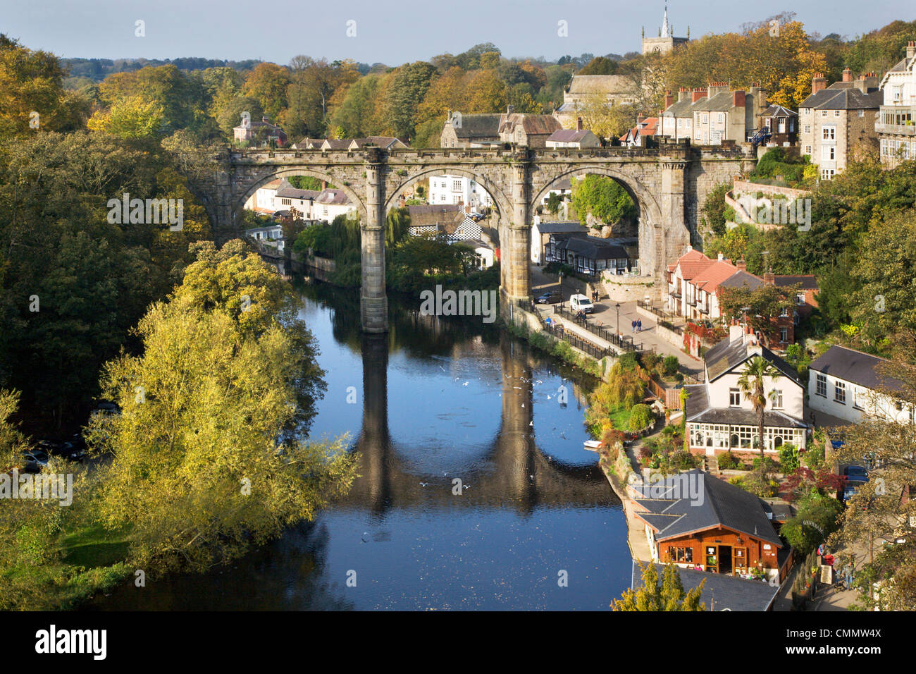 Knaresborough Viadukt und Fluß Nidd im Herbst, North Yorkshire, Yorkshire, England, Vereinigtes Königreich, Europa Stockfoto