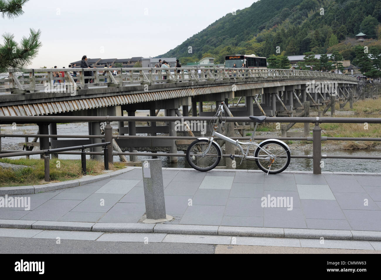 kleine Fahrrad stehen bei TheTogetsu-Kyo Brücke in Arashiyama, Kyoto, Japan Stockfoto