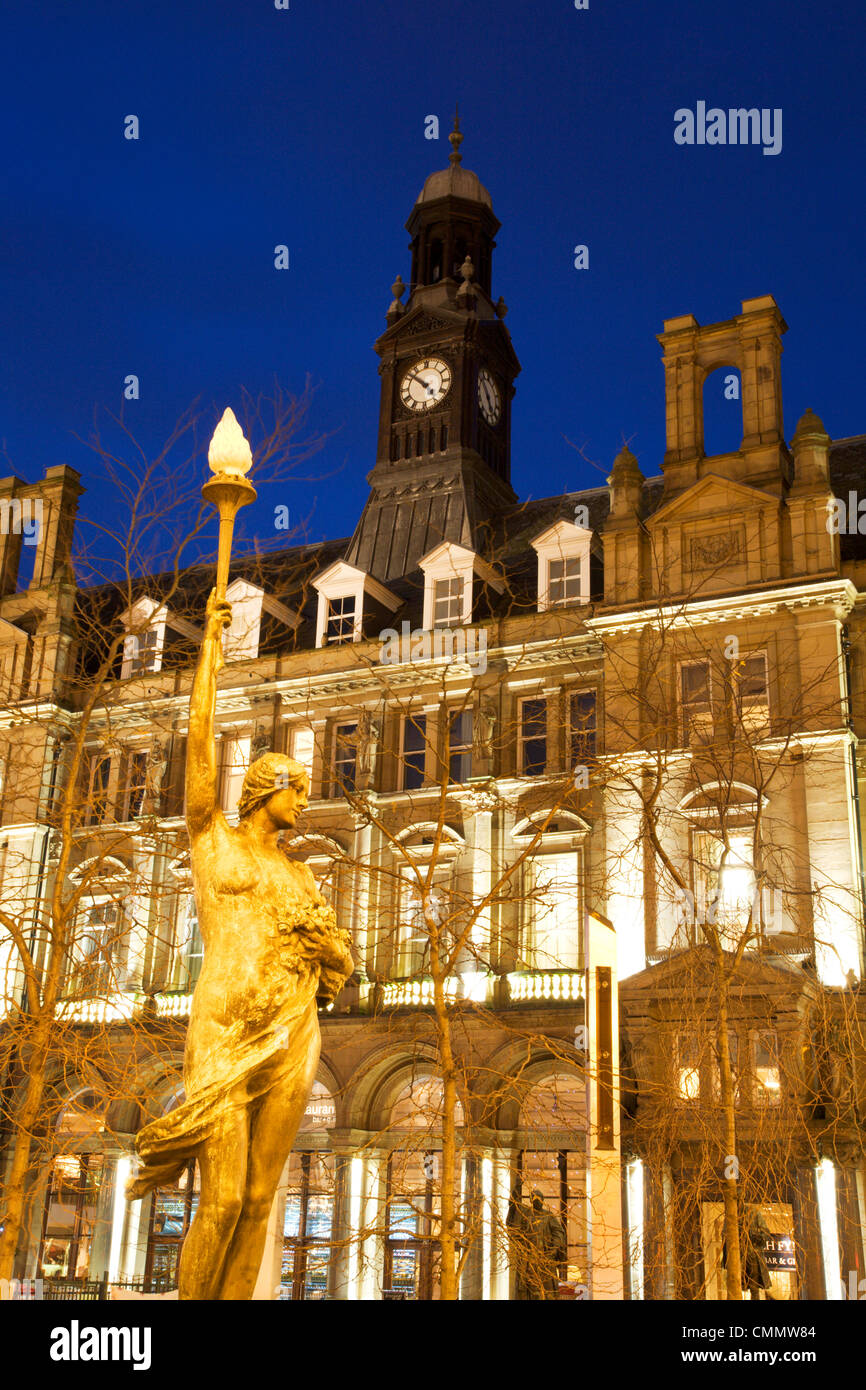 Statue von Morn und Old Post Office in der Stadt in der Abenddämmerung, Leeds, West Yorkshire, Yorkshire, England, Vereinigtes Königreich, Europa Stockfoto