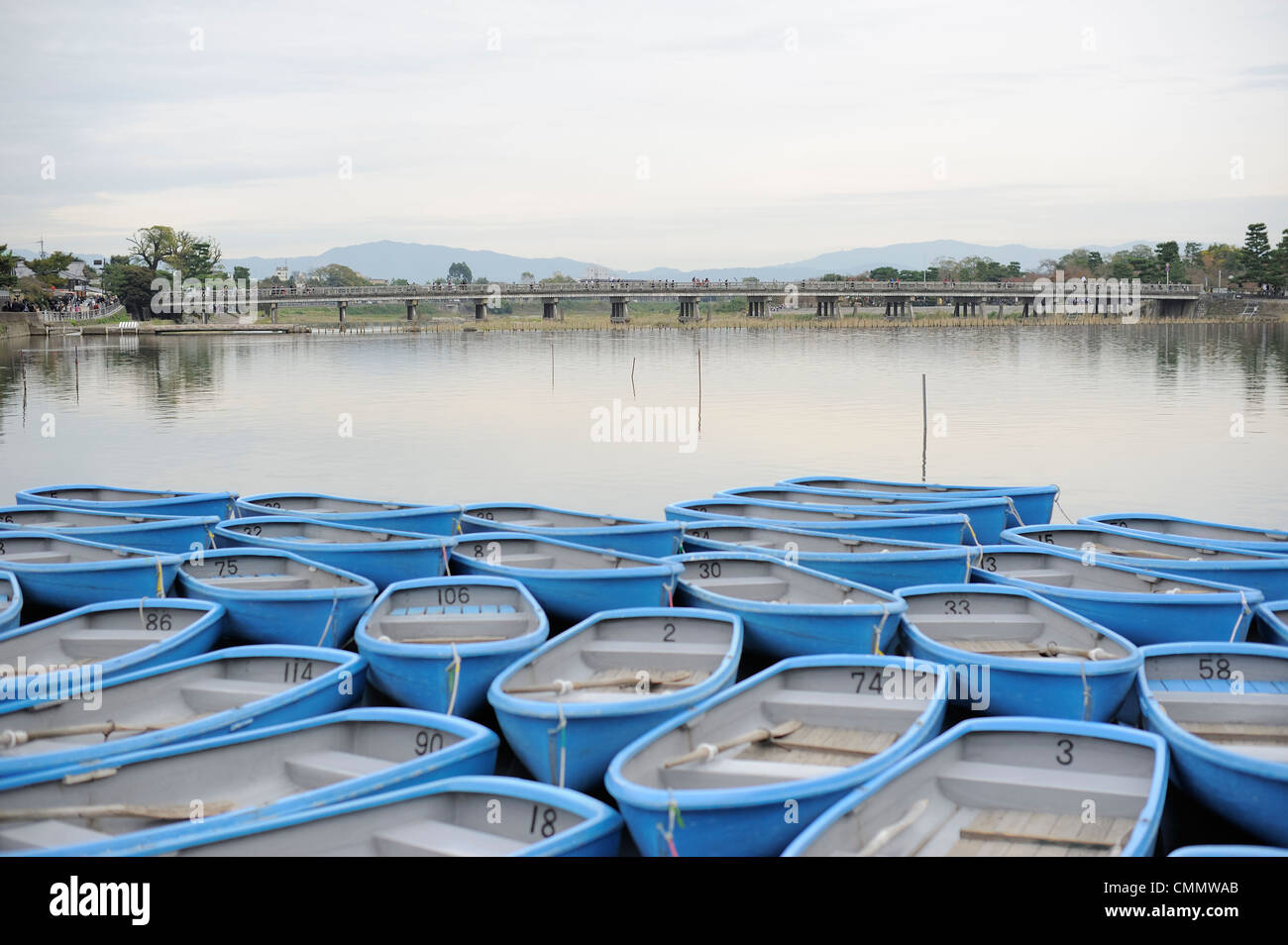 viele Boote auf dem Fluss vor der Togetsu-Kyo Brücke in Arashiyama, Kyoto, Japan Stockfoto