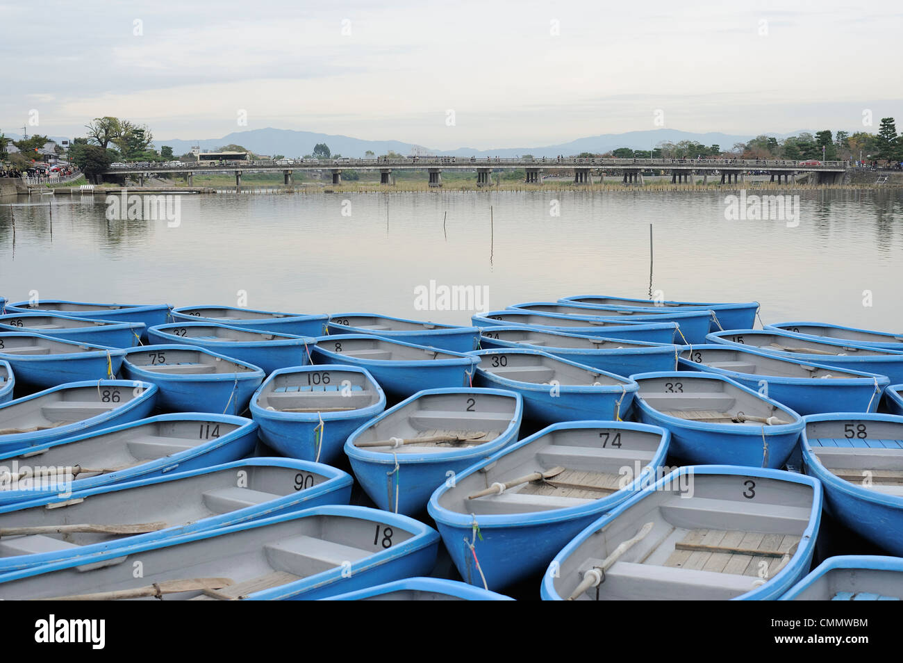 viele Boote auf dem Fluss vor der Togetsu-Kyo Brücke in Arashiyama, Kyoto, Japan Stockfoto