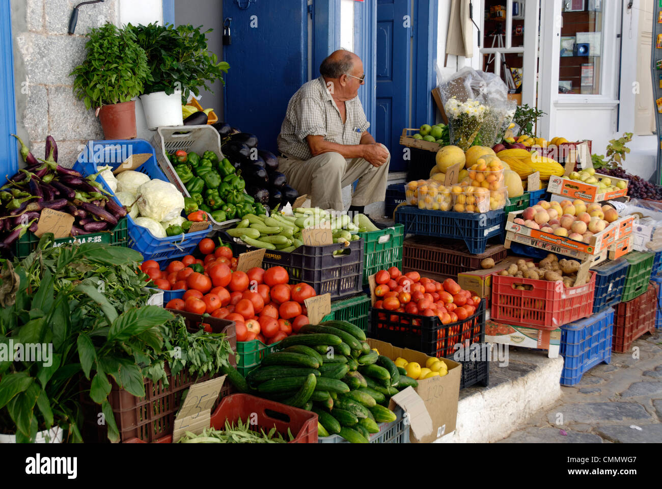 Hydra. Griechenland. Blick auf Obst und Gemüse Lieferant im schönen Hafen von Hydra-Stadt auf der griechischen Insel Hydra. Geprägt Stockfoto