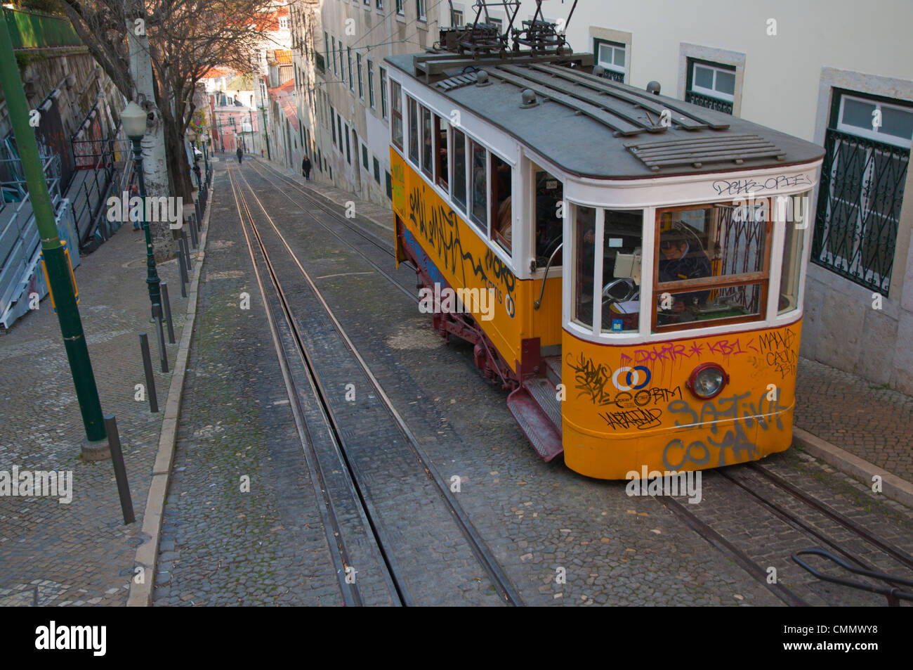 Elevador de Gloria Straßenbahn Linie bewegt sich entlang Calcada da Gloria Strasse Bairro Alto Bezirk Lissabon Portugal Mitteleuropa Stockfoto