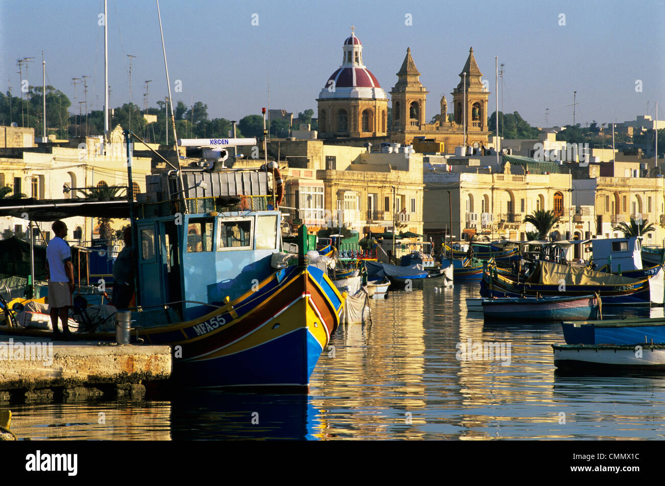 Blick über Hafen mit traditionellen Luzzu Angelboote/Fischerboote, Marsaxlokk, Malta, Mittelmeer, Europa Stockfoto