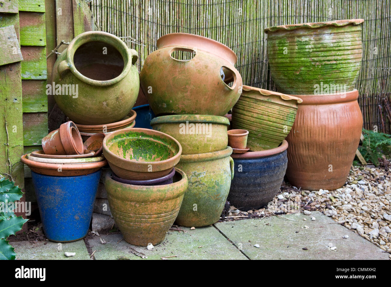 Alte und gebrauchte Garten Töpfe und Wannen häuften sich die moosigen gegangen und Flechten bedeckt mit dem Alter Stockfoto