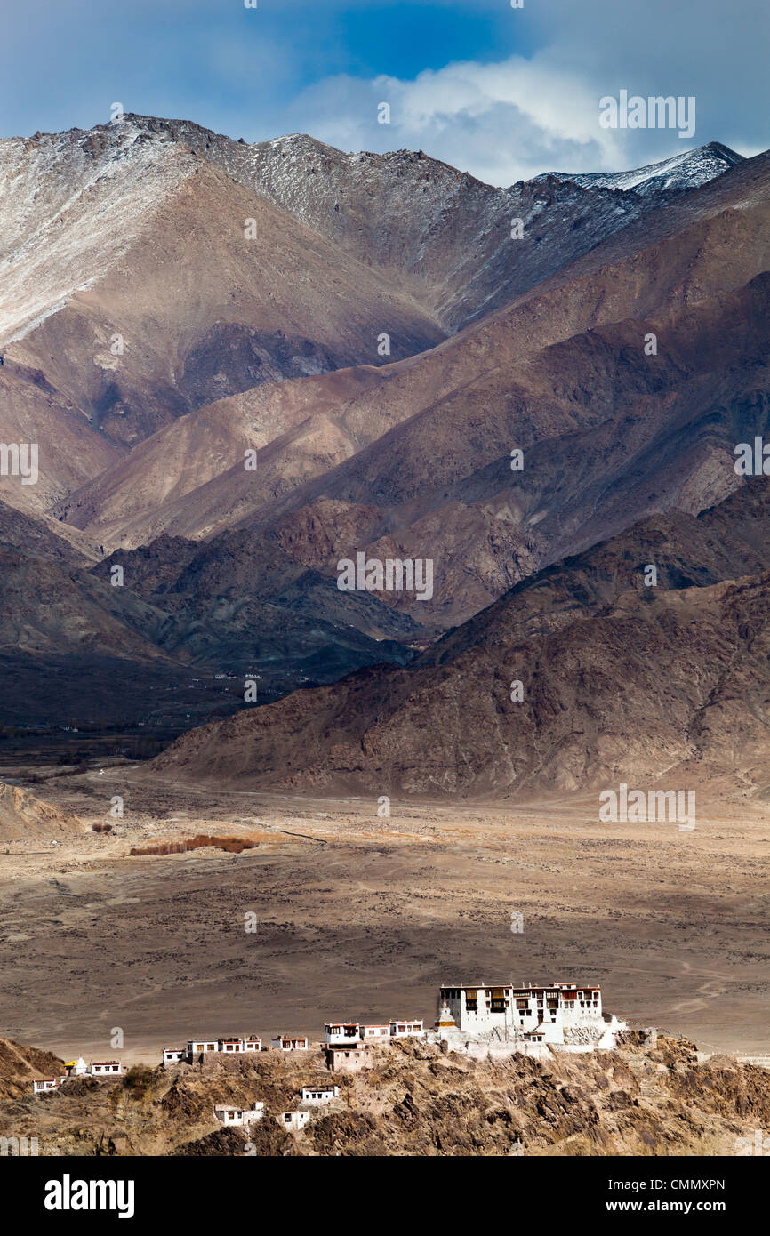 Das Stakna-Kloster thront auf einem kleinen Hügel mit den Bergen des Bereichs Ladakh im Hintergrund abzeichnen. Stockfoto