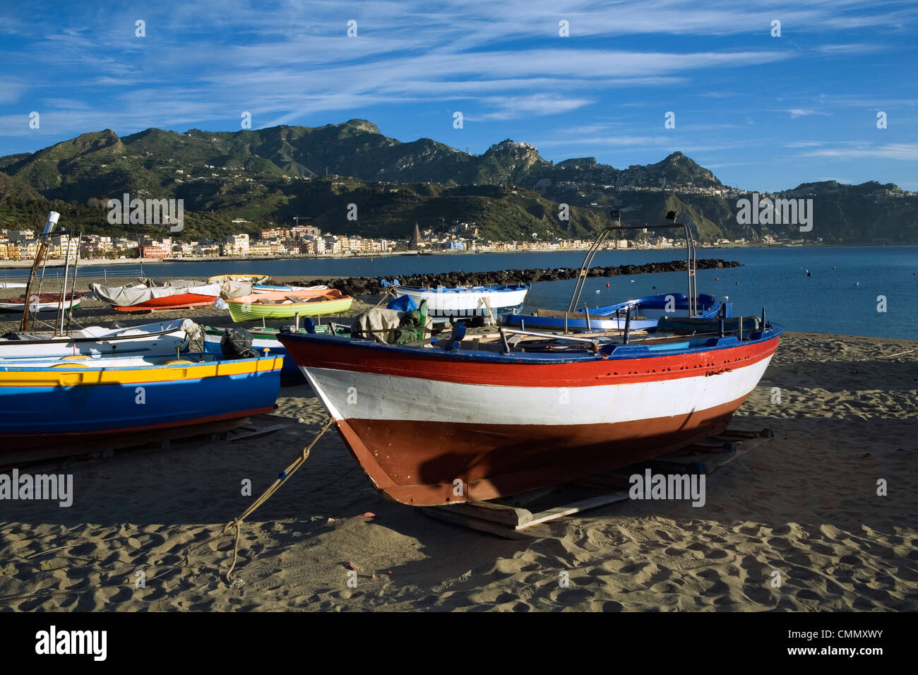 Angelboote/Fischerboote am Strand, Giardini Naxos, Sizilien, Italien, Mittelmeer, Europa Stockfoto