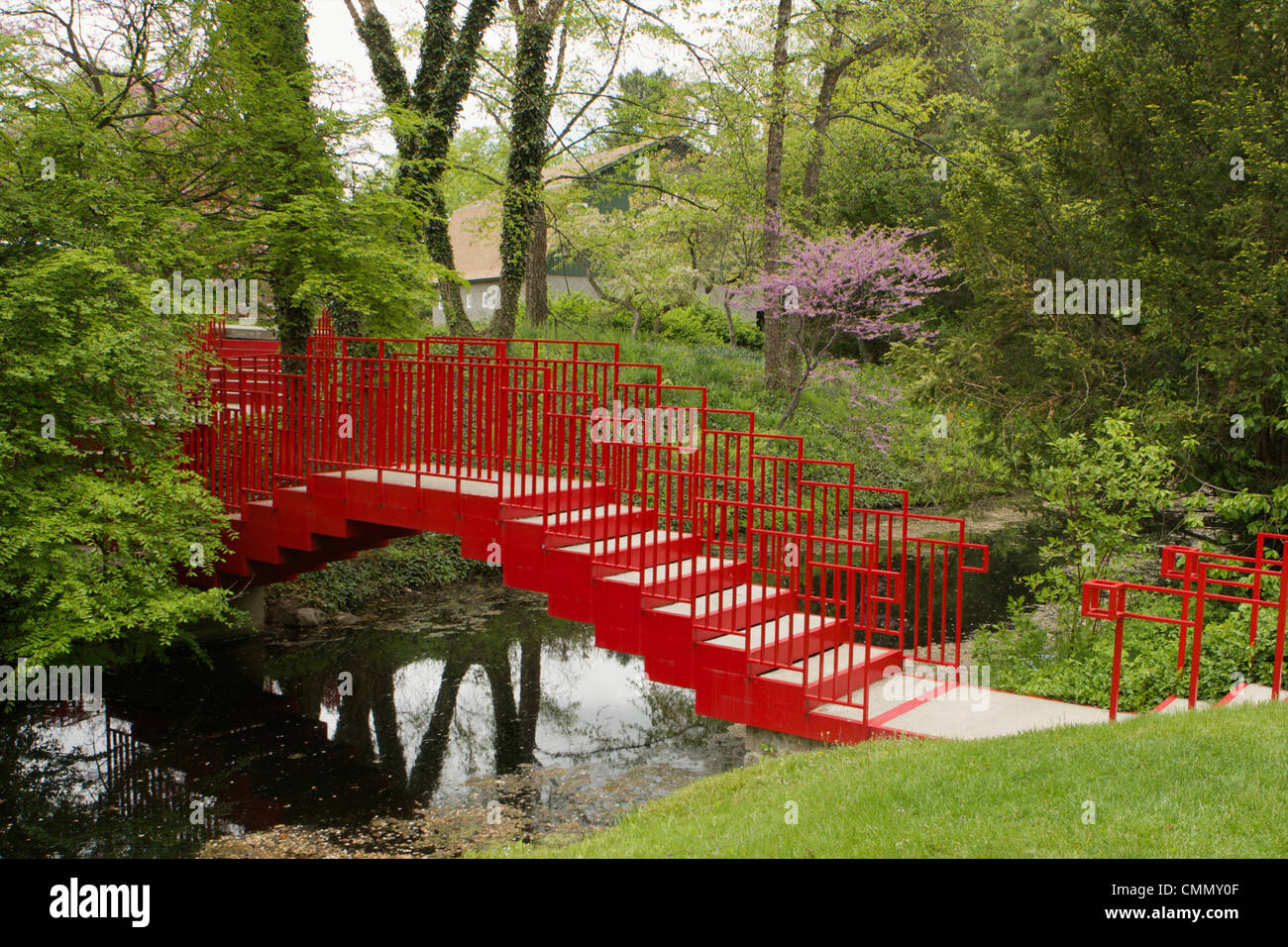 Roten Metallbrücke im Dow Gärten Stockfoto
