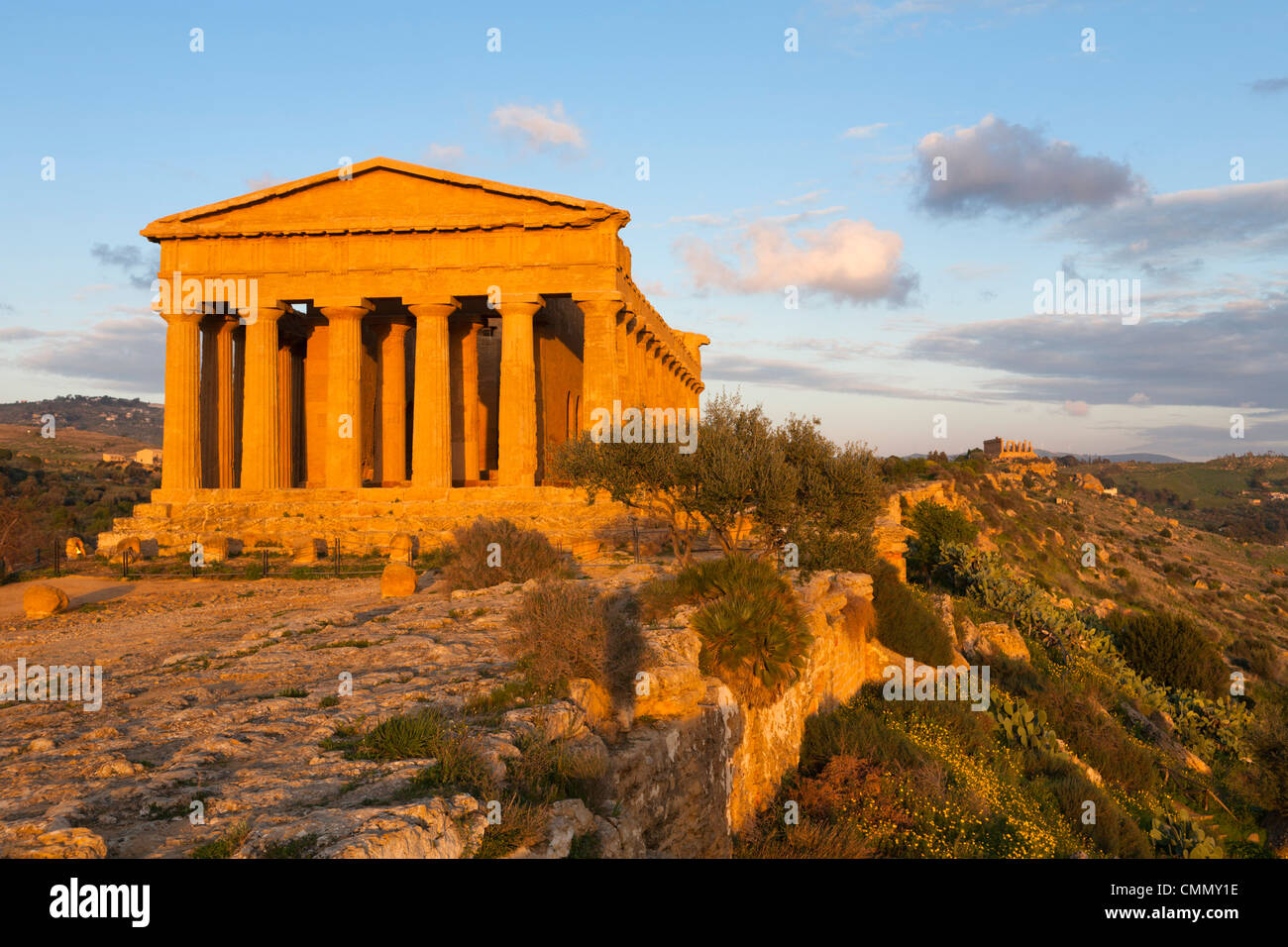 Tempio di Concordia (Eintracht) bei Sonnenuntergang, Valle dei Templi, UNESCO-Weltkulturerbe, Agrigento, Sizilien, Italien, Europa Stockfoto