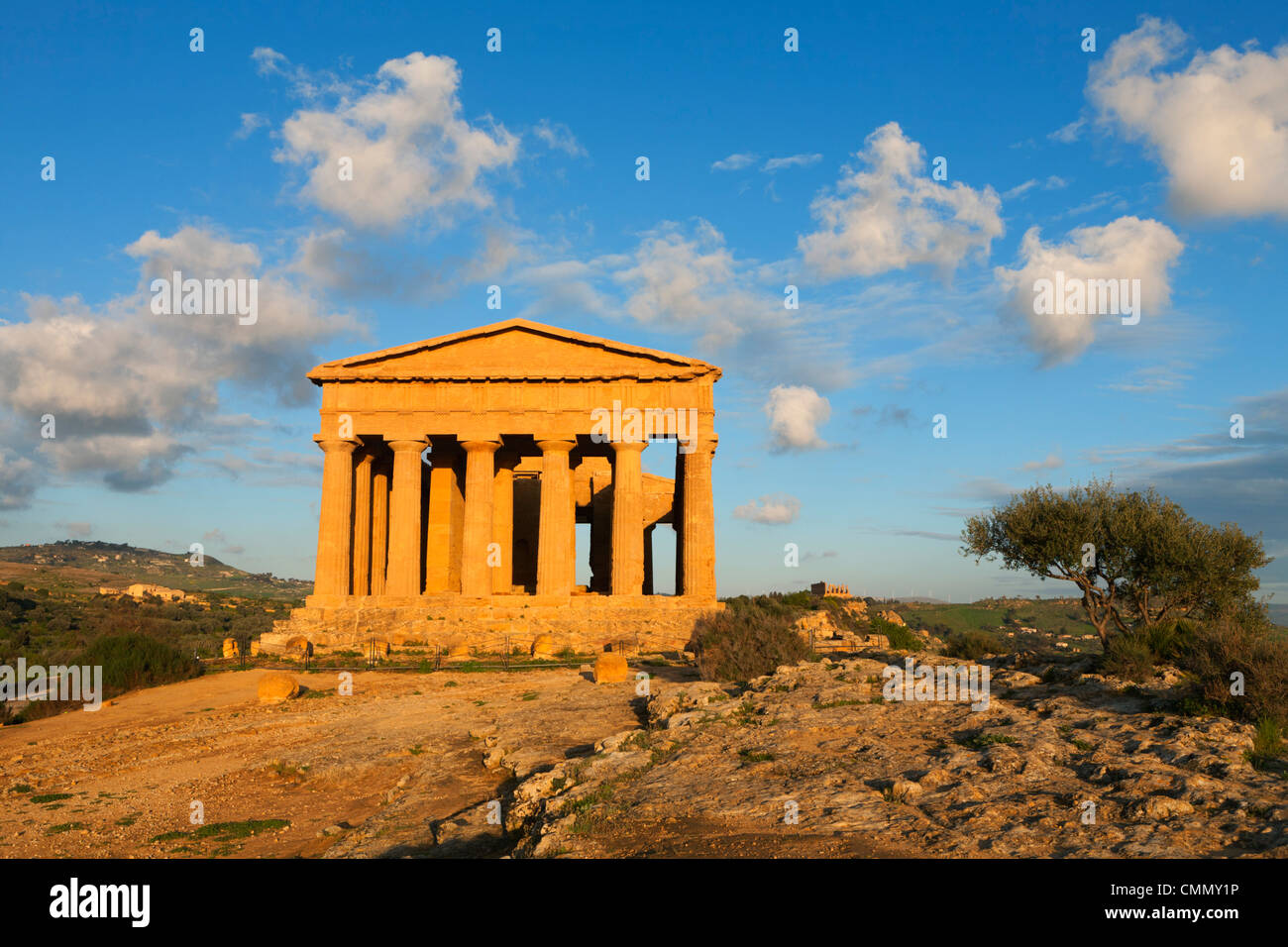 Tempio di Concordia (Eintracht) bei Sonnenuntergang, Valle dei Templi, UNESCO-Weltkulturerbe, Agrigento, Sizilien, Italien, Europa Stockfoto