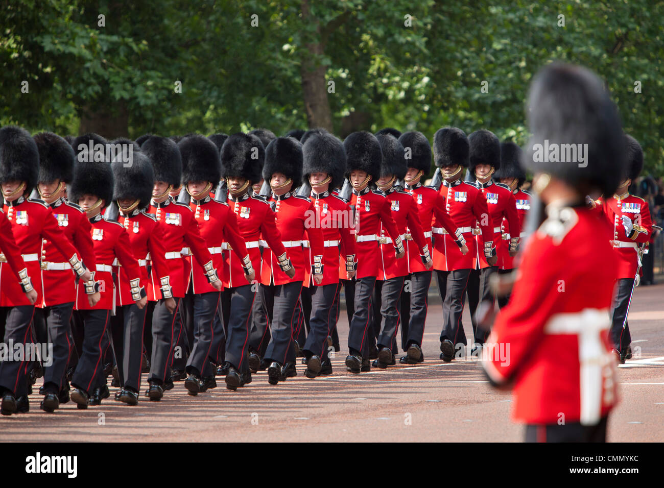 Scots Guards marschieren entlang der Mall, Trooping die Farbe, London, England, Vereinigtes Königreich, Europa Stockfoto