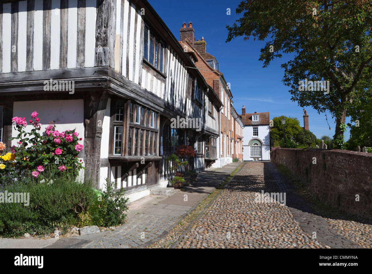 Gepflasterten Straßen und alten Häusern am Kirchplatz, Roggen, East Sussex, England, Vereinigtes Königreich, Europa Stockfoto