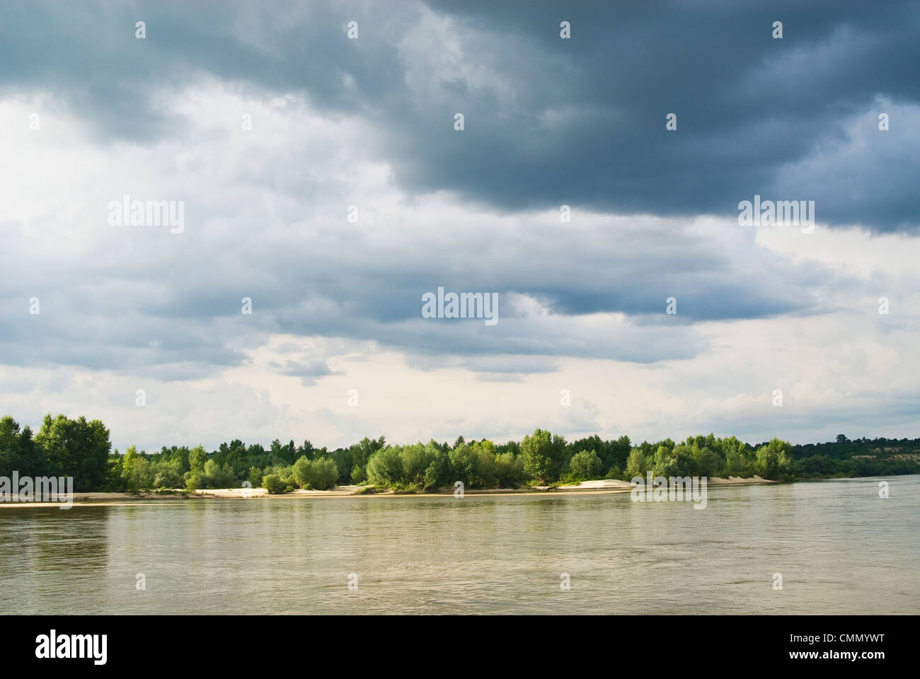 Am Fluss ist kommenden Sturm Stockfoto