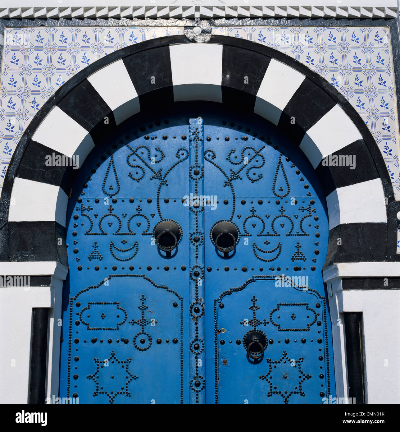 Traditionelle tunesische Tür, Sidi Bou Said, Tunesien, Nordafrika, Afrika Stockfoto