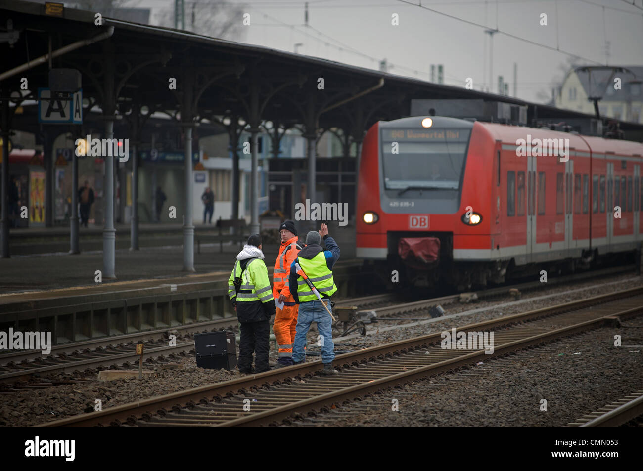 Eisenbahn-Ingenieure arbeiten an streckenseitige Signale, Solingen, Nordrhein-Westfalen, Deutschland. Stockfoto