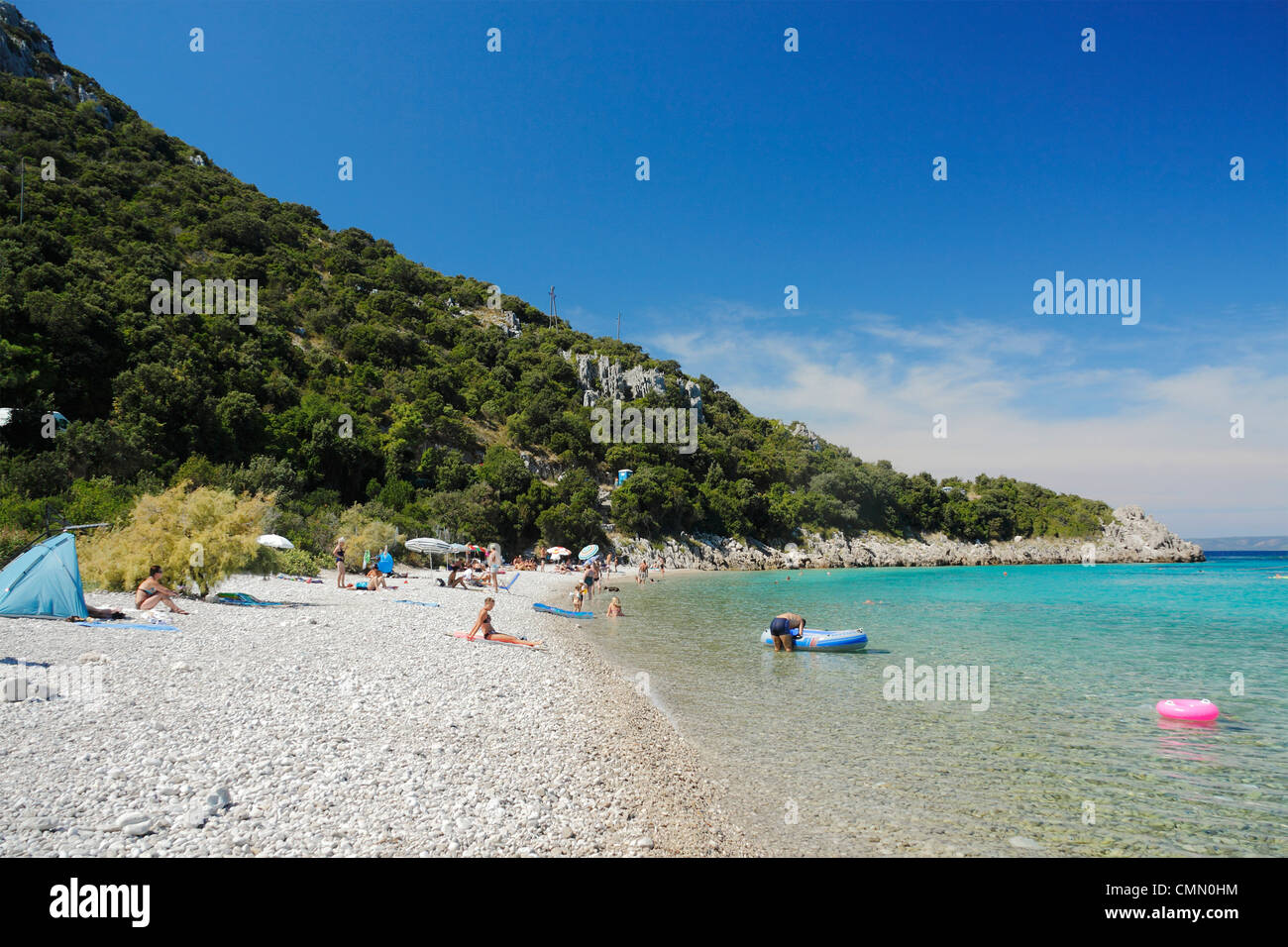 Menschen ruht auf Divna Strand, Halbinsel Peljesac, Kroatien Stockfoto