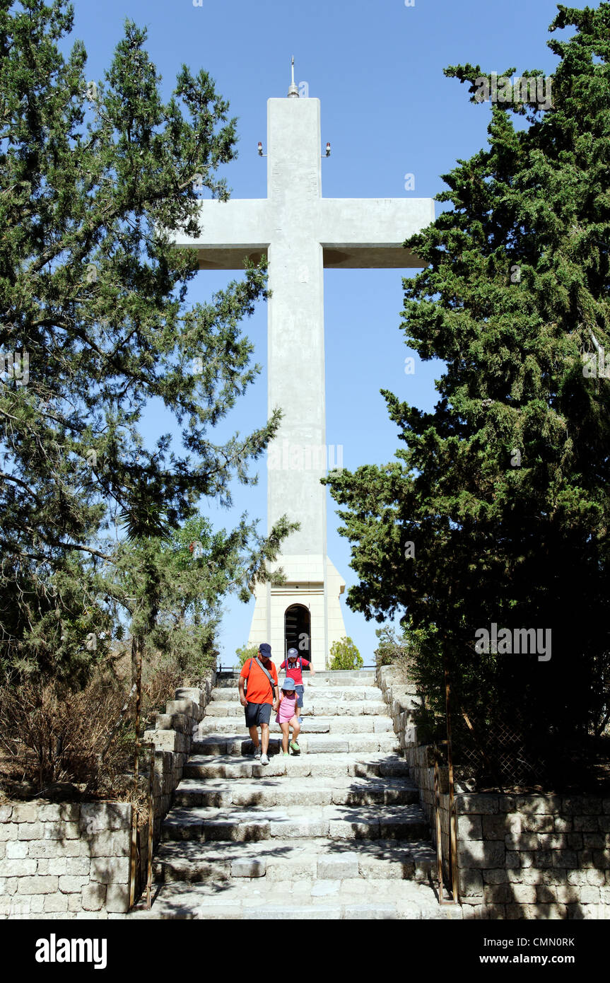 Rhodos. Griechenland. Westlich der Akropolis von Ialyssos monumentale 17 Meter hohen Kreuz geprägten anzeigen Der Italiener gebaut Stockfoto