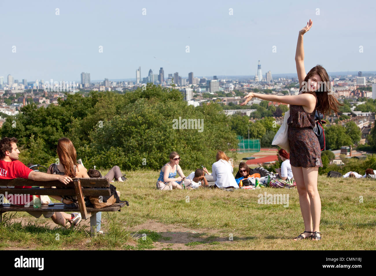 Menschen, die die Aussicht auf Parliament Hill genießen, Camden, London, England, GB. Stockfoto