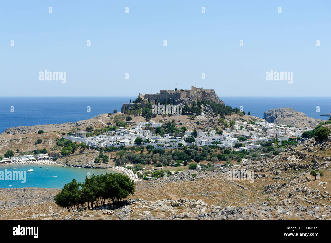 Rhodos. Griechenland. Panoramablick auf die malerische und magnetische Stadt Lindos ist blendend Labyrinth des weißen Hauses Stockfoto