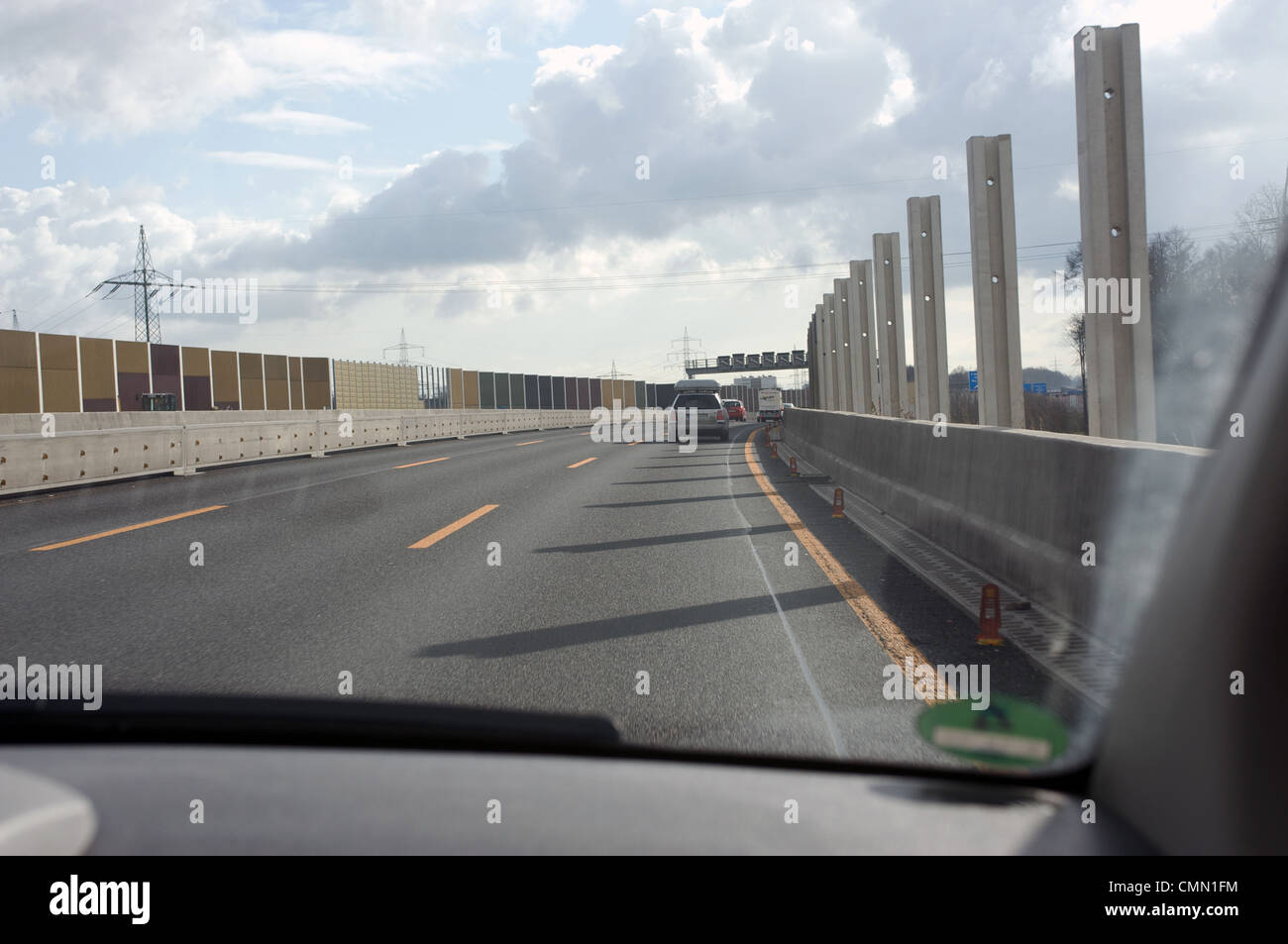 Schallschutz ausgestattet neben einer Autobahn in Deutschland Stockfoto