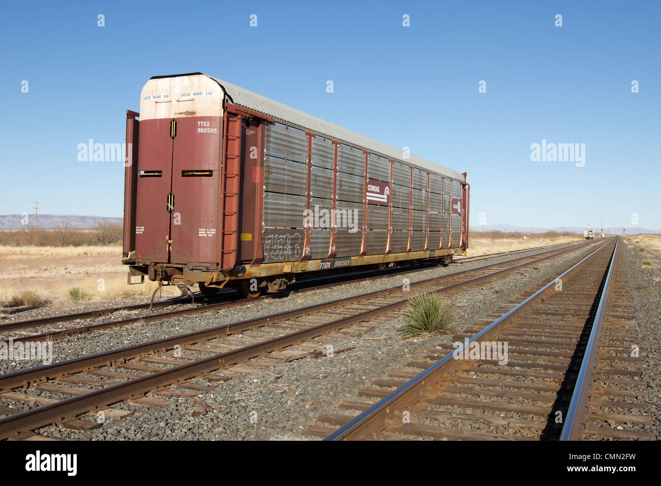 Waggon transportieren Autos geparkt im ländlichen Westen Texas. Stockfoto