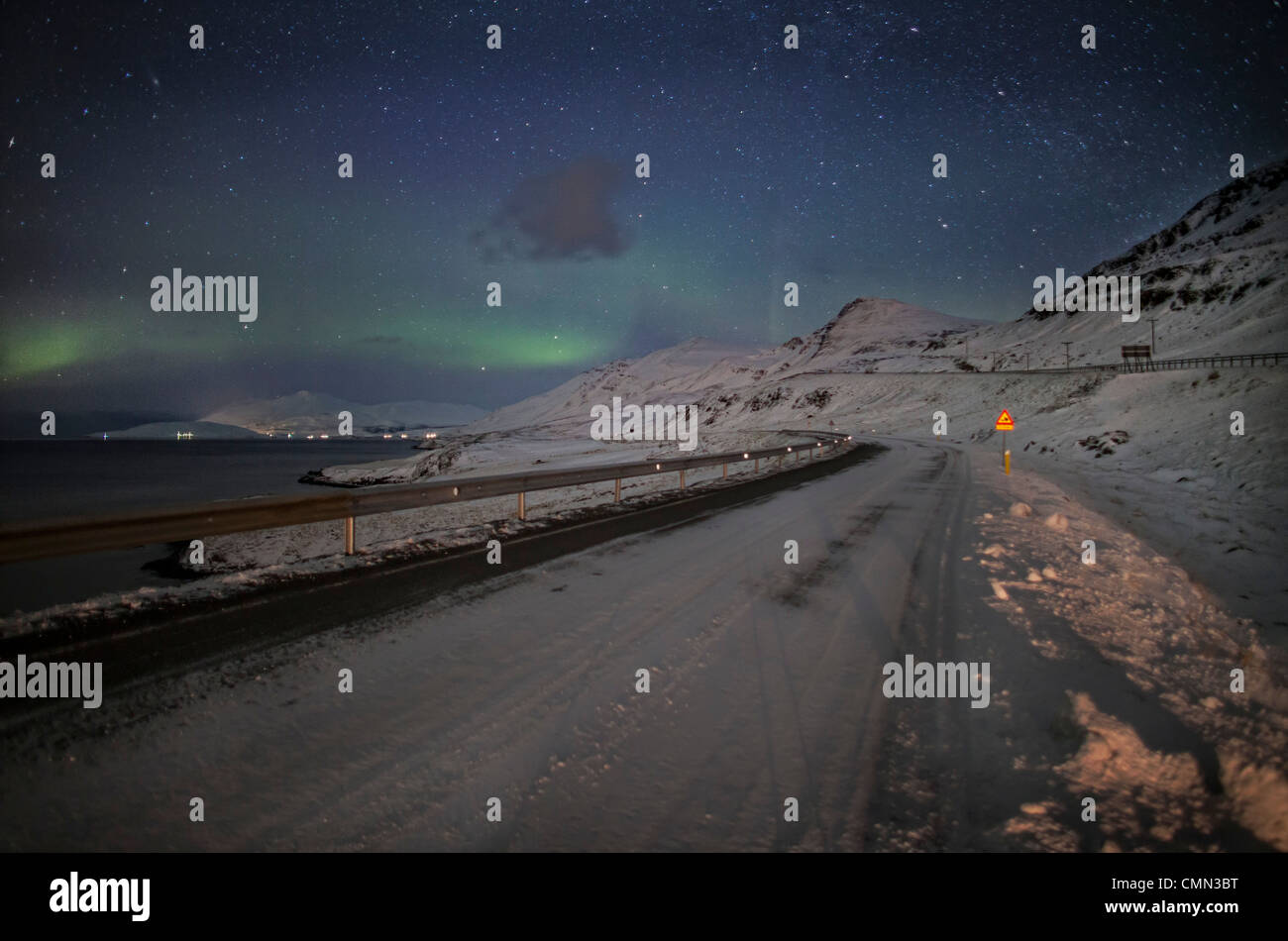 Aurora Borealis und verschneiten Straße, Route One-Eyjafjordur, Nordisland Stockfoto