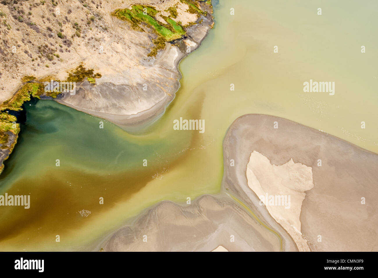 Frisches Wasser fließt in Lake Natron Salzsee im Norden von Tansania Stockfoto