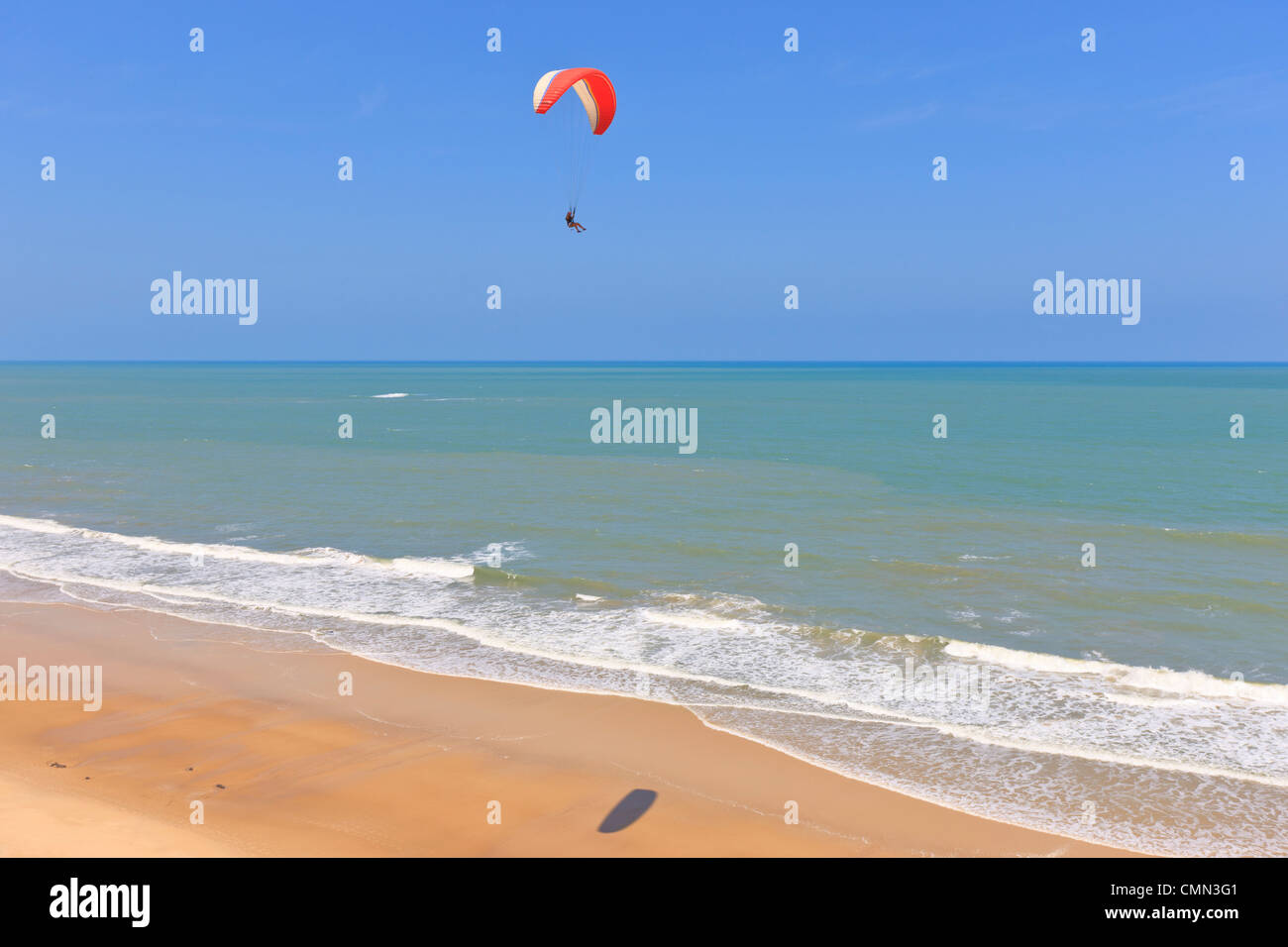Gleitschirm über Cacimbinhas Strand, Pipa, Rio Grande do Norte, Brasilien Stockfoto
