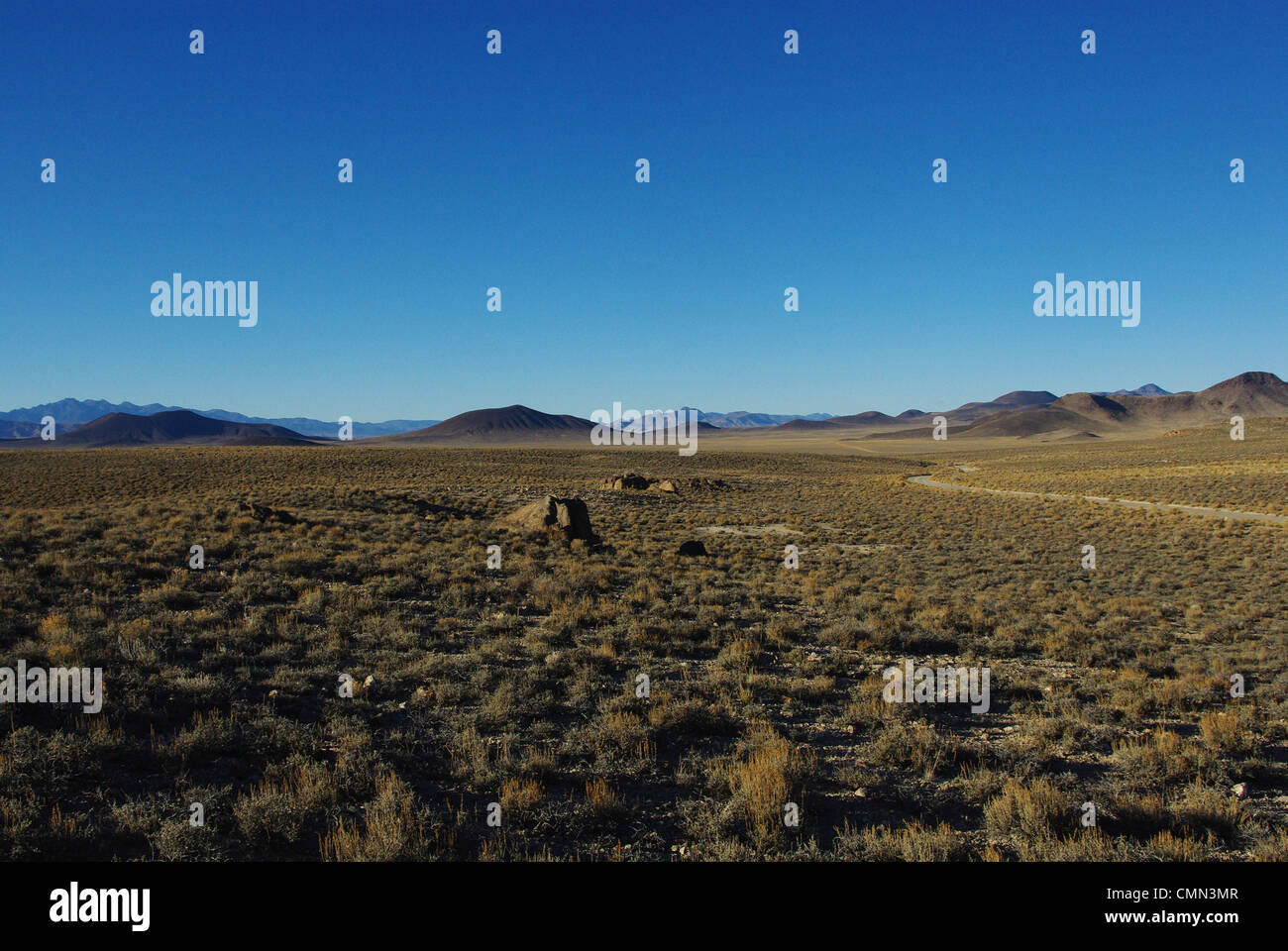 Jeep-Straße und Hügel in der Nähe von Mondkrater, Nevada Stockfoto
