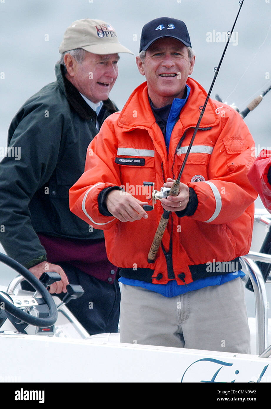 Präsident George W. Bush fischt mit seinem Vater, der ehemalige Präsident George H.W. Bush, Kennebunkport, Maine Stockfoto