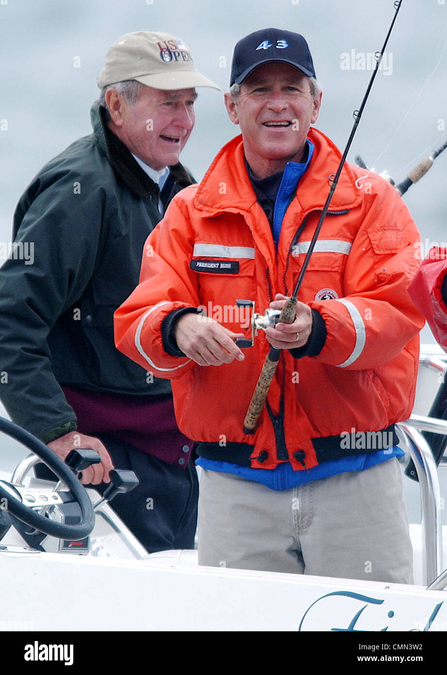 Prasident George W Bush Fischt Mit Seinem Vater Der Ehemalige Prasident George H W Bush Kennebunkport Maine Stockfotografie Alamy