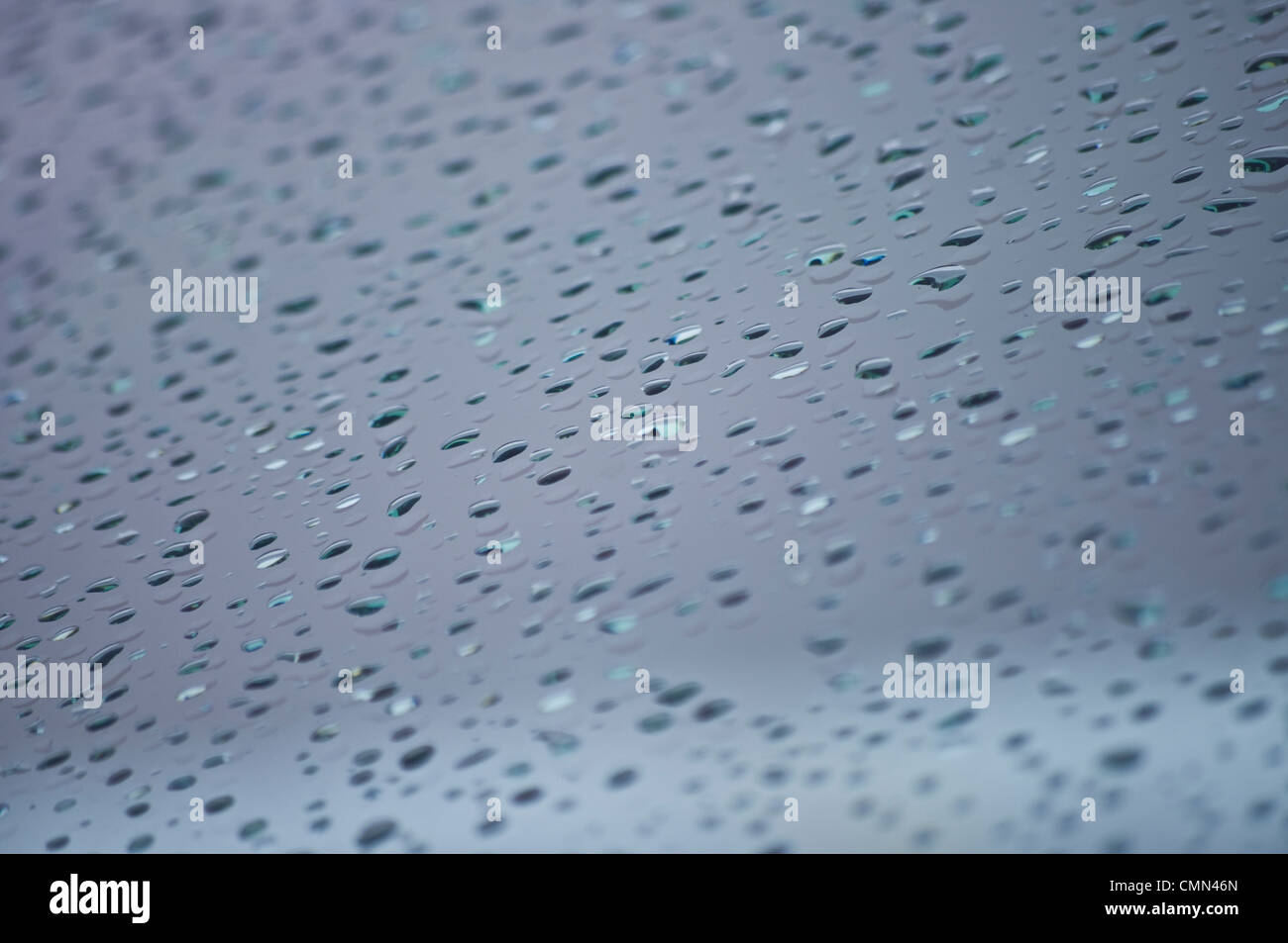 Regentropfen Nach Starkem Regen Auf Der Windschutzscheibe Eines Autos Reflektiert Den Truben Und Kalten Grauen Himmel Stockfotografie Alamy