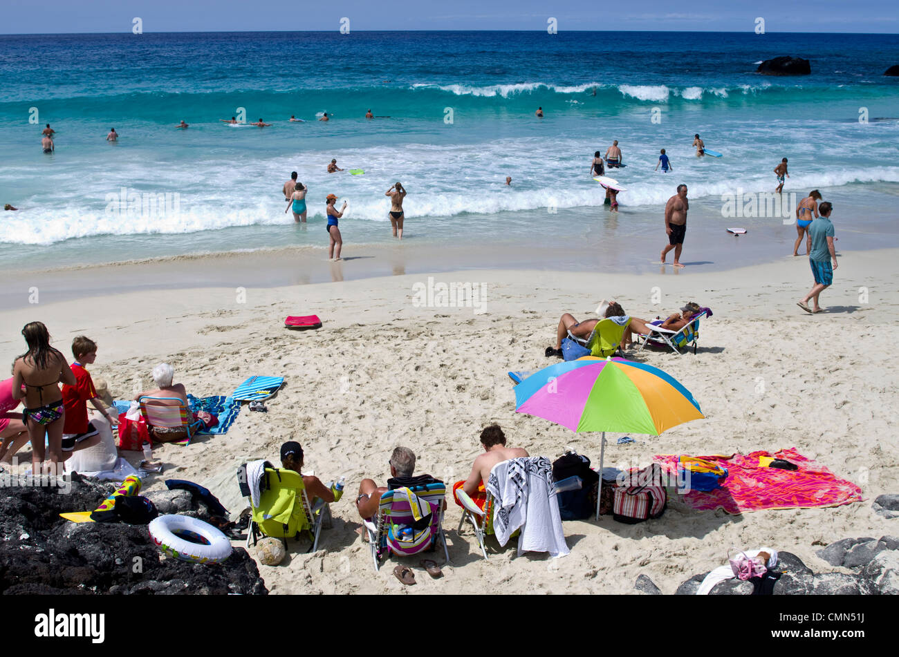 USA, Hawaii, N. Kona District, Kekaha Kai Staatspark, Manini'owali. Sonnenbaden, Schwimmen und Boogie boarding am Kua Bay Beach. Stockfoto
