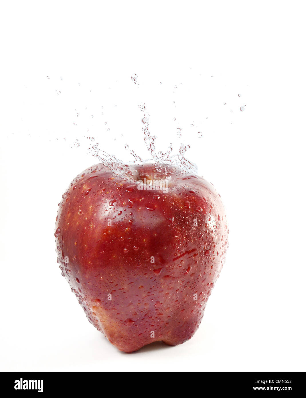 roter Apfel Spritzwasser auf weißem Hintergrund Stockfoto