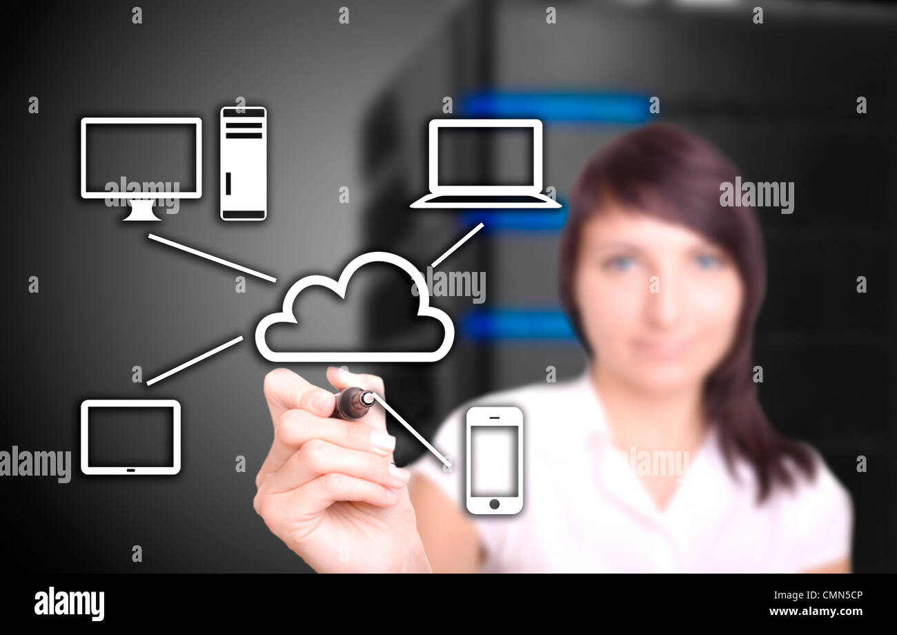 junge Geschäftsfrau zeichnen von Cloud-computing-Anwendung Stockfoto