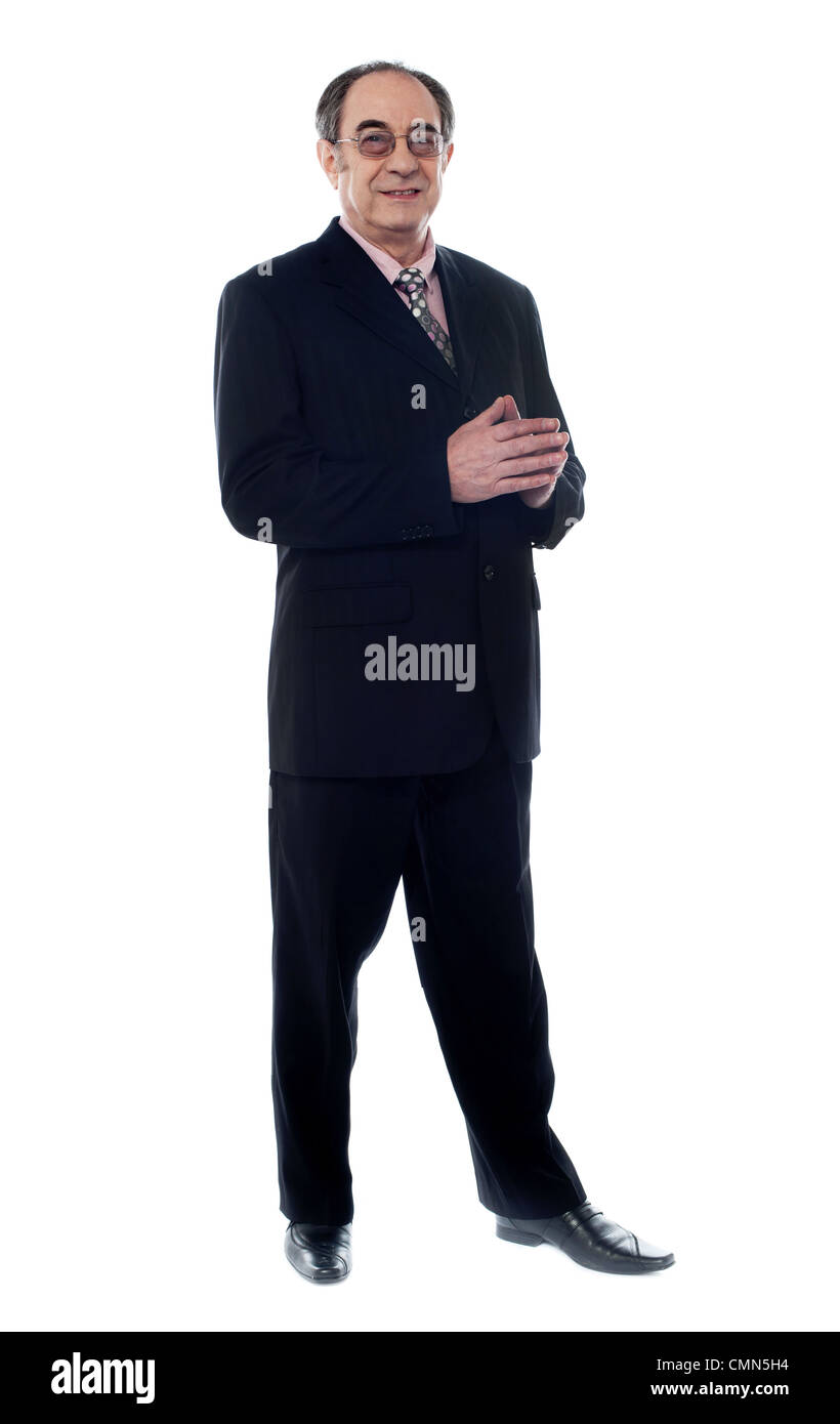 Lächelnd corporate Person in schwarzen posiert vor der Kamera geeignet Stockfoto