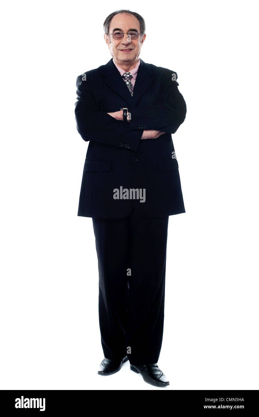 Geschäftsmann in einem schwarzen Anzug posiert vor der Kamera Stockfoto