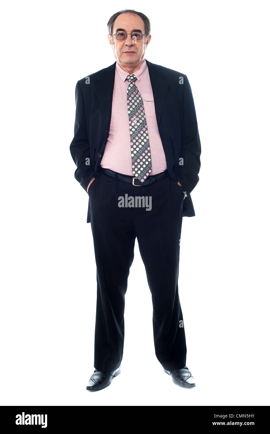 Senior executive Ewearing Brillen und posiert mit Händen in Tasche Stockfoto