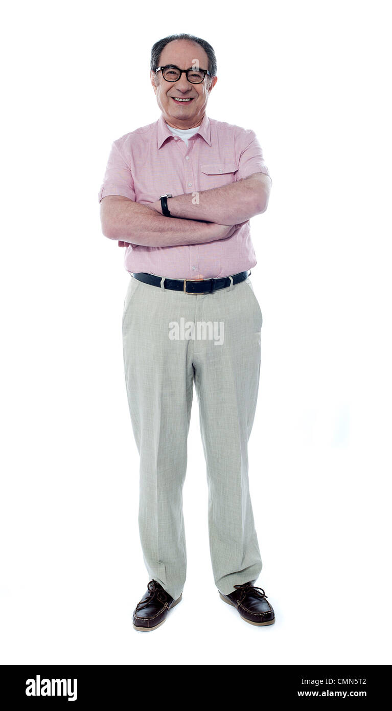 Gereifte Person posiert mit gefalteten Händen, lächelnd in die Kamera Stockfoto