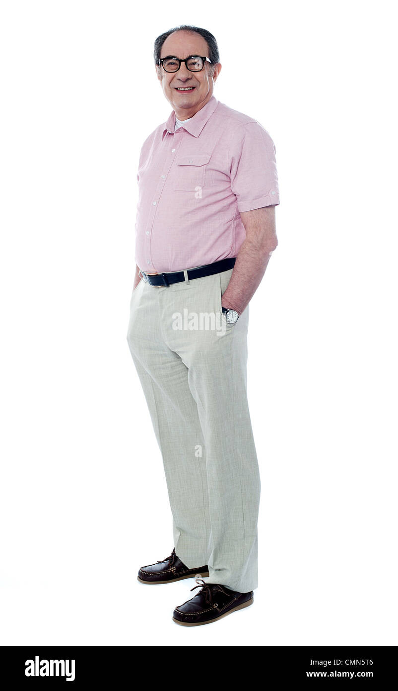 Senior Mann stehend mit den Händen in der Tasche, in die Kamera Lächeln Stockfoto