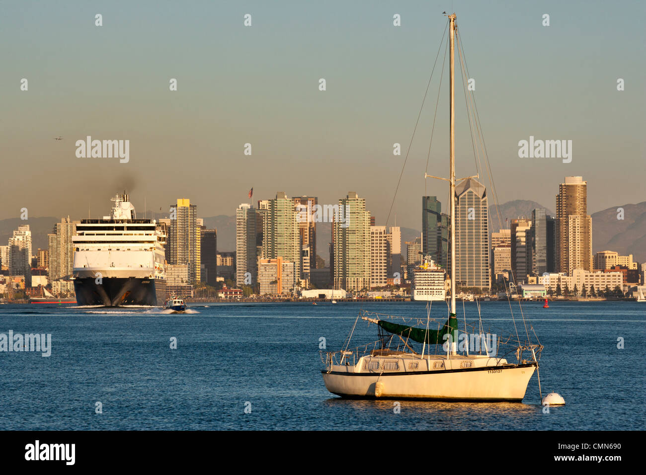 Kreuzfahrt Schiff verlassen Hafen von San Diego mit Skyline der Stadt im Hintergrund-San Diego, Kalifornien, USA. Stockfoto