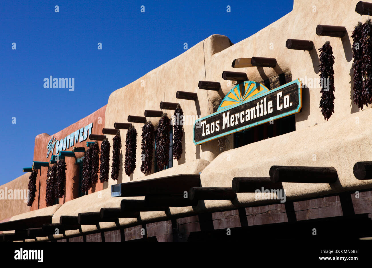Taos, New Mexico, USA. Geschäfte auf der Plaza. Stockfoto