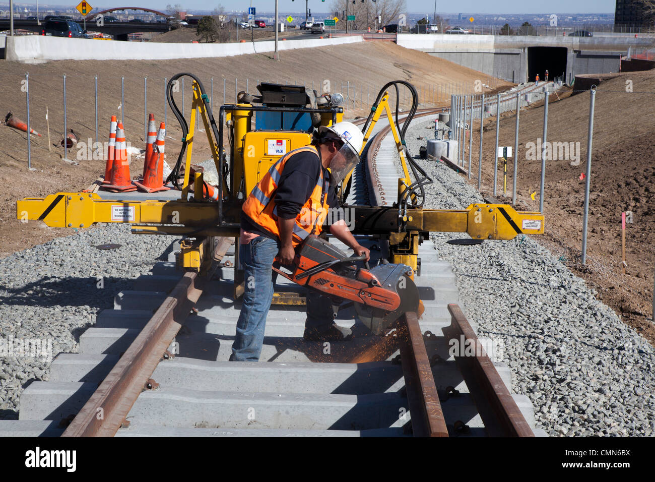 Lakewood, Colorado - Arbeiter bauen ein leichtes Eisenbahnsystems Nahverkehr Denver mit ihren westlichen Vororten verbindet. Stockfoto